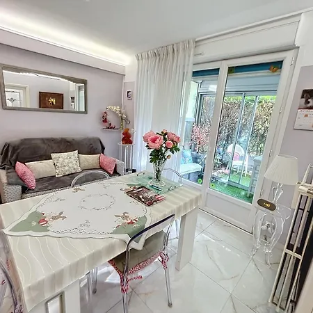 Cosy 1 Bedroom Republique 236 Daire